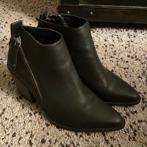 Universal Thread black booties